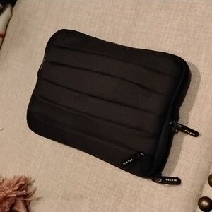 Belkin zip travel bag. Black. Light padding. New without tags.